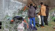 Flüchtlinge - Menschen - Männer - Grenzzaun - Balkanroute