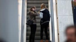Jugendliche - Mädchen - Rolltreppe - Öffentlichkeit