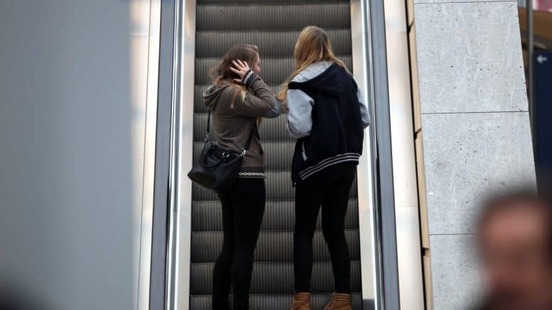 Jugendliche - Mädchen - Rolltreppe - Öffentlichkeit