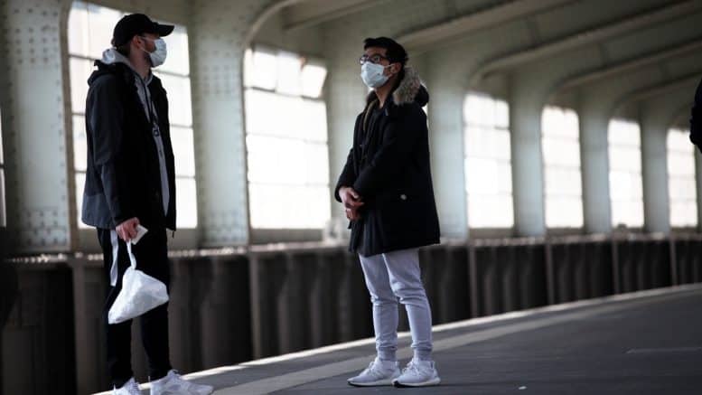 Junge Menschen - Personen - Masken - Atemschutzmaske - Öffentlichkeit