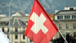 Schweizer Flagge - Wappen - Fahnenmast - Öffentlichkeit