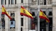 Spanische Flaggen - Fahnenmast - Gebäude - Centro