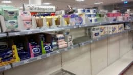 Toilettenpapier - Küchenpapier - Feuchttücher - Regal - Ausverkauft - Hamsterkäufe - März 2020