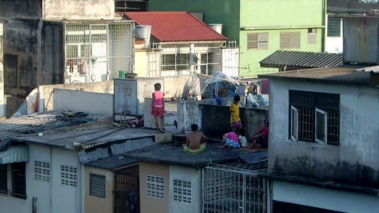 Elendsviertel - Slum - Stadt - Häuser - Dächer - Kinder