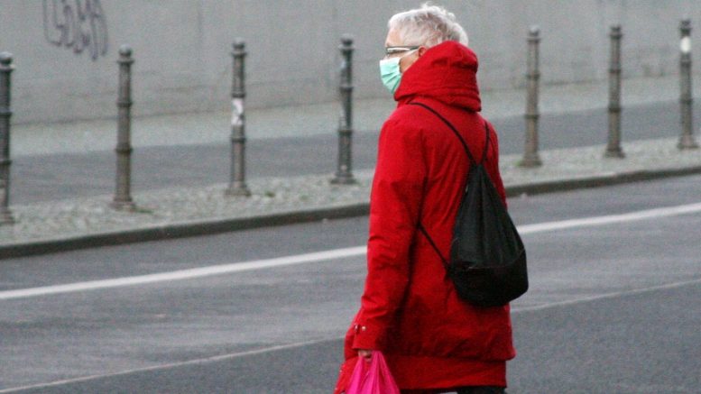 Frau - Seniorin - Maske - Einkauf - Öffentlichkeit - Straße