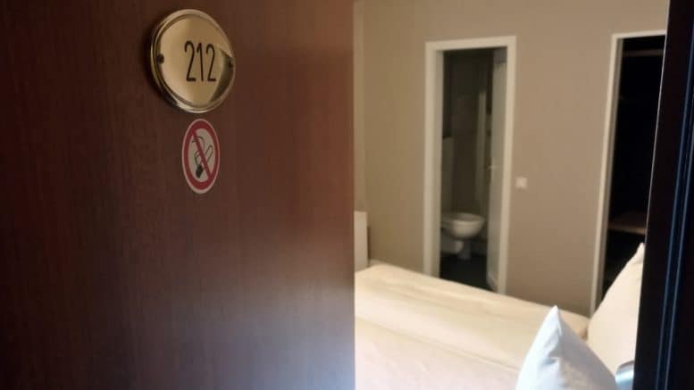Hotel - Beherbergungsbetrieb - Verpflegungsbetrieb - Gäste - Hotelzimmer - Zimmertüre