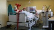 Krankenhaus - Klinik - Bett - Krücken - Patient