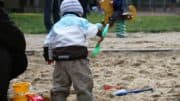 Kinder - Sandkasten - Spielzeug - Spielplatz - Öffentlichkeit