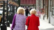 Senioren - Frauen - Wohlhabend - Straße - Öffentlichkeit