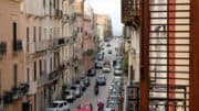 Straße - Autos - Verkehr - Balkon - Häuser - Öffentlichkeit - Sizilien - Italien