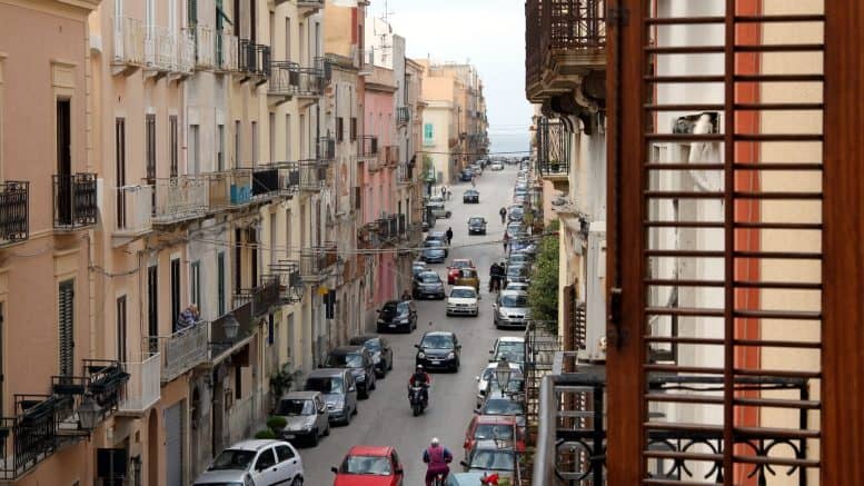 Straße - Autos - Verkehr - Balkon - Häuser - Öffentlichkeit - Sizilien - Italien