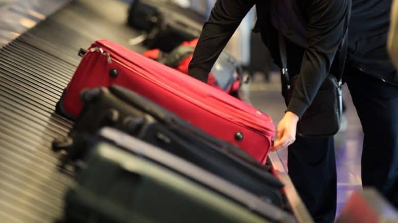 Koffer - Gepäckband - Reisende - Flughafen