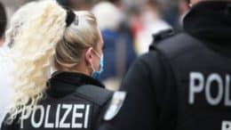 Polizistin - Frau - Mundschutz - Polizisten - Öffentlichkeit
