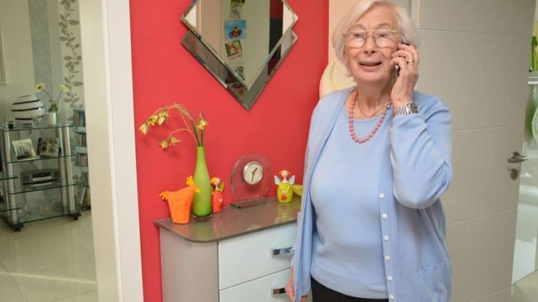 Seniorin - Frau - Wohnung - Flur - Telefon