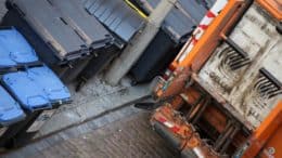 Müll - Container - Zoeller - Abfallwagen - Müllabfuhr - Schwarze Tonne - Blaue Tonne - Straße