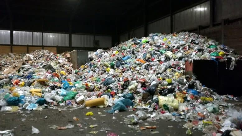 Müll - Plastik - Halle - Deponie