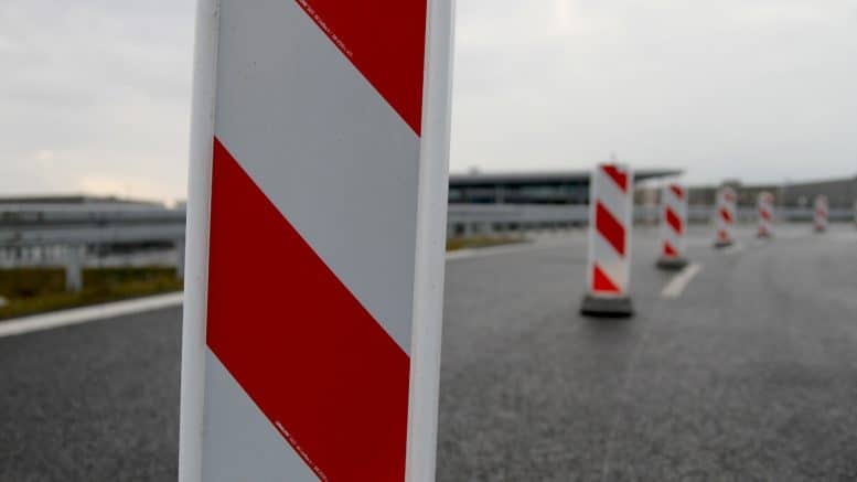 Baustelle - Absicherung - Planke - Straße - Autobahn