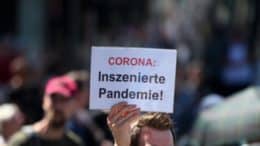 Demonstration - Corona-Demo - Skeptiker - Schild - Inszenierte Pandemie - August 2020 - Berlin