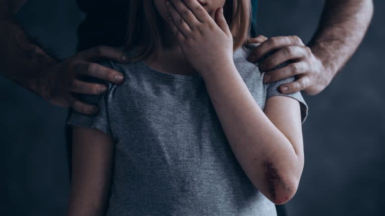 Kind - Mädchen - Hand - Mund - Mann - Hände - Schultern - Kindesmissbrauch