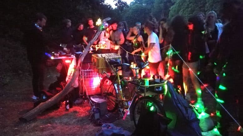 Rave - Party - Menschen - Personen - Junge Leute - Wald - Fahrrad - Lichter