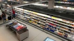 Supermarkt - Einkaufsgang - Kühlregal - Milchprodukte