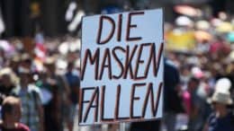 Die Masken fallen - Schild - Demonstration - Corona-Skeptikern - August 2020 - Berlin