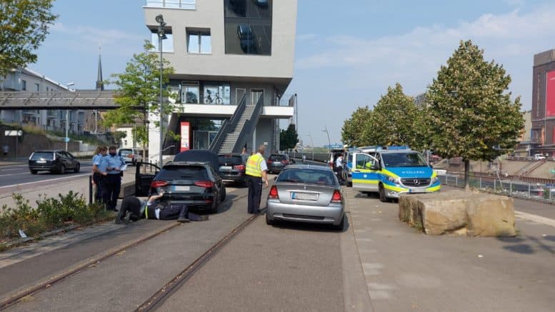 Polizei Neuss - Roadpol Safety Days - Straße - Autos - Kontrolle - Batteriestraße - Neuss