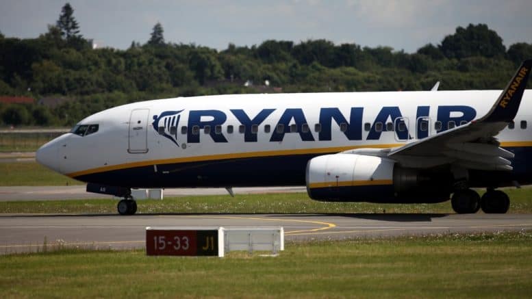 Ryanair - Irische Billigfluggesellschaft - Flugzeug - Flughafen - Landebahn