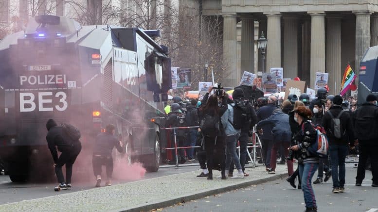 Corona - Demonstration - Protest - Polizei BE3 - Wasserwerfer - Böller - Konflikt - November 2020 - Berlin