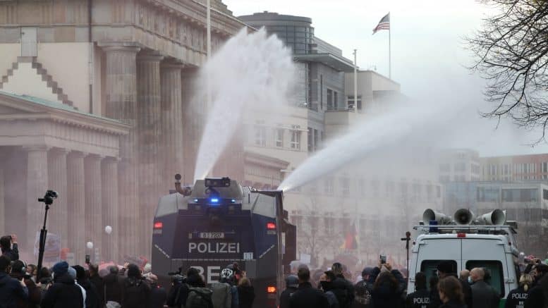 Corona-Demonstration - Protest - Wasserwerfer - Polizei - November 2020 - Berlin