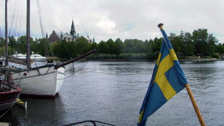 Schiffsanleger - Schiffe - Boote - Wasser - Flagge - Schweden