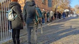 Menschen - Personen - Straße - Öffentlichkeit - Warteschlange - Coronavirus-Test - Berlin