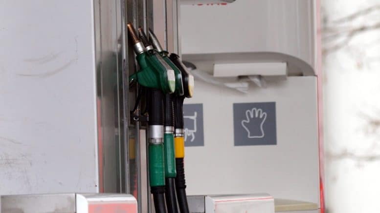 Tankstelle - Zapfsäule - Sprit - Benzin - Handschuhe