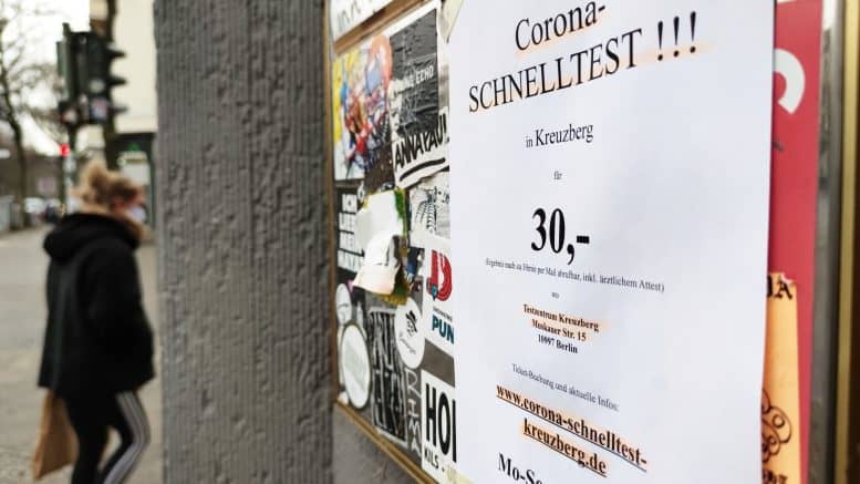 Corona-Schnelltest - Testzentrum - Werbung - Berlin-Kreuzberg