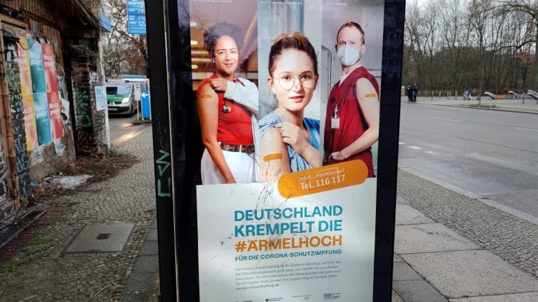 Reklame - Werbung - Tafel - Deutschland Krempelt die Ärmelhoch - Corona-Impfkampagne