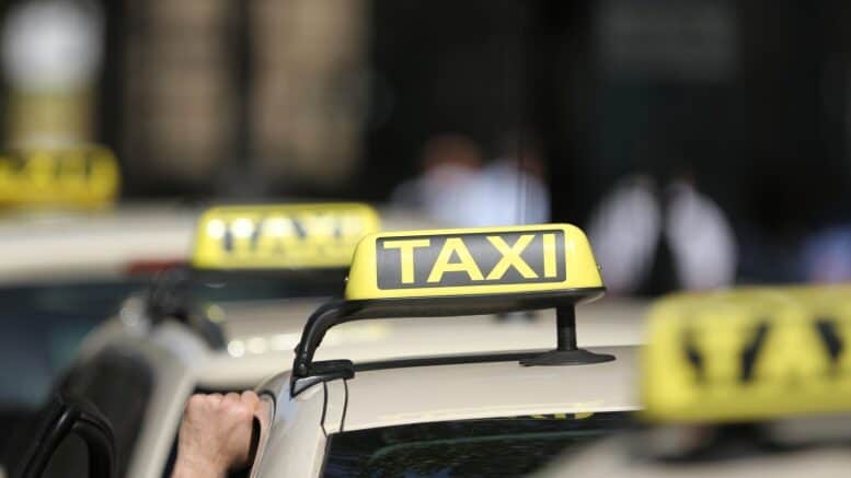 Taxi - Verkehrsmittel - Auto - Personenbeförderung