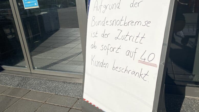 ALDI SÜD - Aufgrund der Bundesnotbremse ist der Zutritt ab sofort auf 40 Kunden beschränkt - Neusser Landstraße - Köln-Worringen