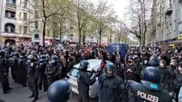 Demonstration - Tag der Arbeit - Polizei - Protest - Mai 2021 - Berlin-Neukölln