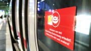 Deutsche Bahn - Bahnsteig - ICE - Hinweis - Mitfahrt nur mit Mund-Nase-Bedeckung erlaubt - Schützen Sie sich und andere