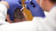 Frau - Oberarm - Tattoo - Spritze - Impfung - Arzt