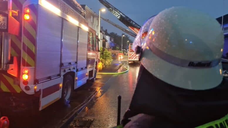 Feuerwehr - Wagen - Einsatz - Forsthausstraße - Juni 2021 - Dormagen-Ückerath