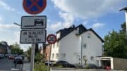 Halteverbotsschild - Parken verboten - Straße - An den Kaulen - Juni 2021 - Köln-Worringen