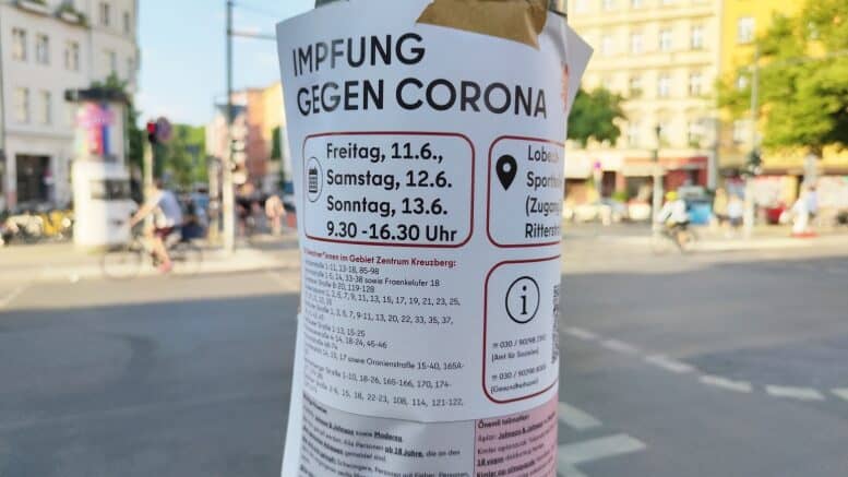 Impfung gegen Corona - Hotspot - Sonderimpfung - Plakat - Berlin-Kreuzberg