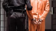 Polizei - Beamter - Festnahme - Handschellen - Gefangener - Gefängnis