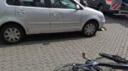 Radfahrer bei Abbiegeunfall schwer verletzt - Auto - Fahrrad - Rettungswagen - Juni 2021 - Köln-Ehrenfeld