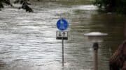Straße - Schild - Fußgänger - Hochwasser - Juli 2021