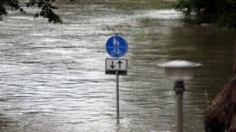 Straße - Schild - Fußgänger - Hochwasser - Juli 2021
