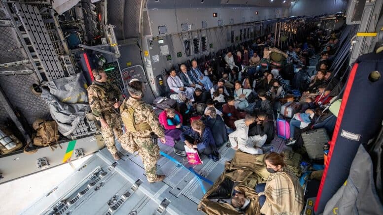 Menschen - Afghanen - Bundeswehr - Militär - Evakuierungsflug - GAF - August 2021 - Afghanistan