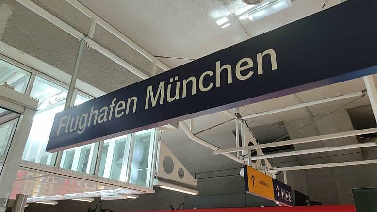 Deutsche Bahn - Bahnsteig - Haltestelle - Flughafen München